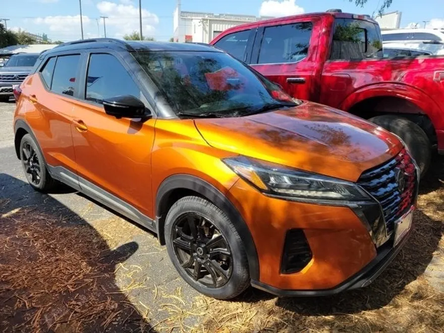 2021 Nissan Kicks SR photo 1