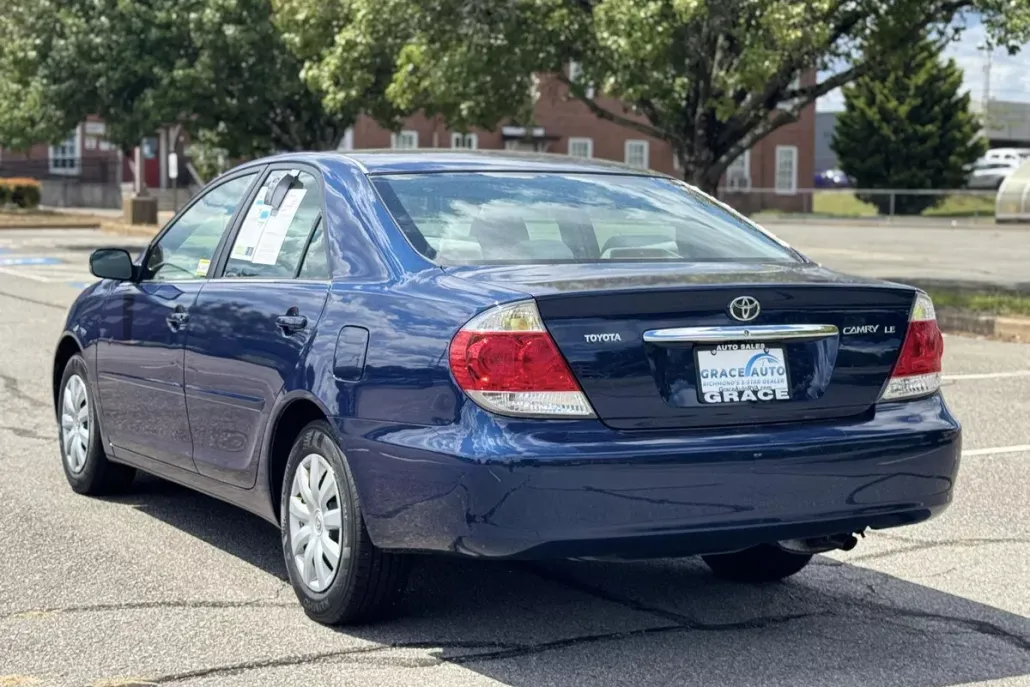 2005 Toyota Camry LE photo 1