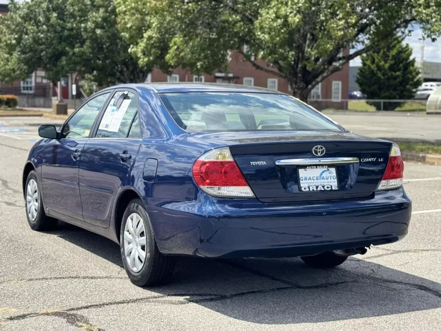 2005 Toyota Camry LE photo 1