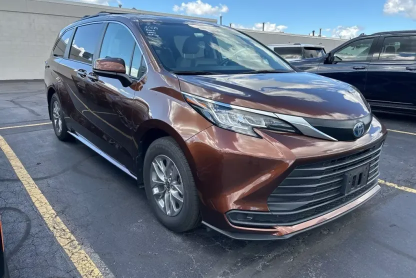 2023 Toyota Sienna LE photo 1