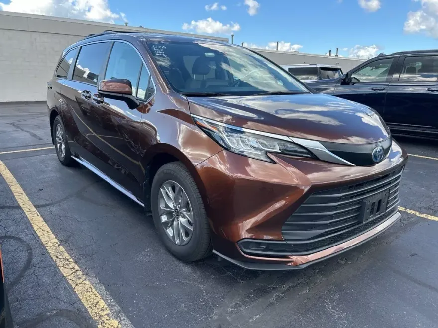 2023 Toyota Sienna LE photo 1