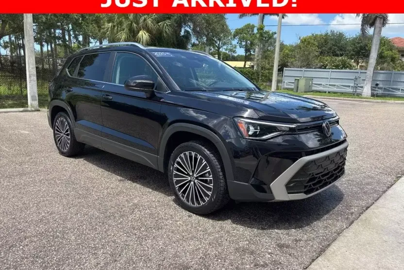 2025 Volkswagen Taos SE photo 1