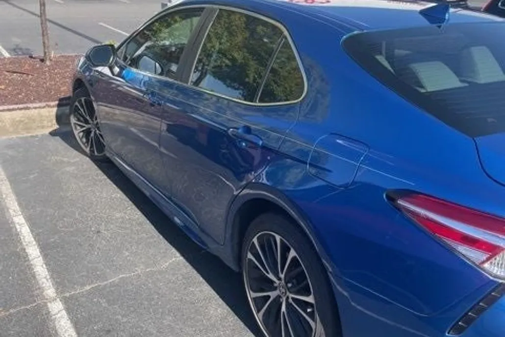 2020 Toyota Camry SE photo 1