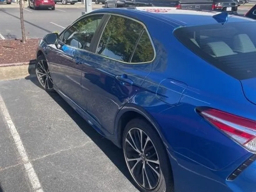 2020 Toyota Camry SE photo 1
