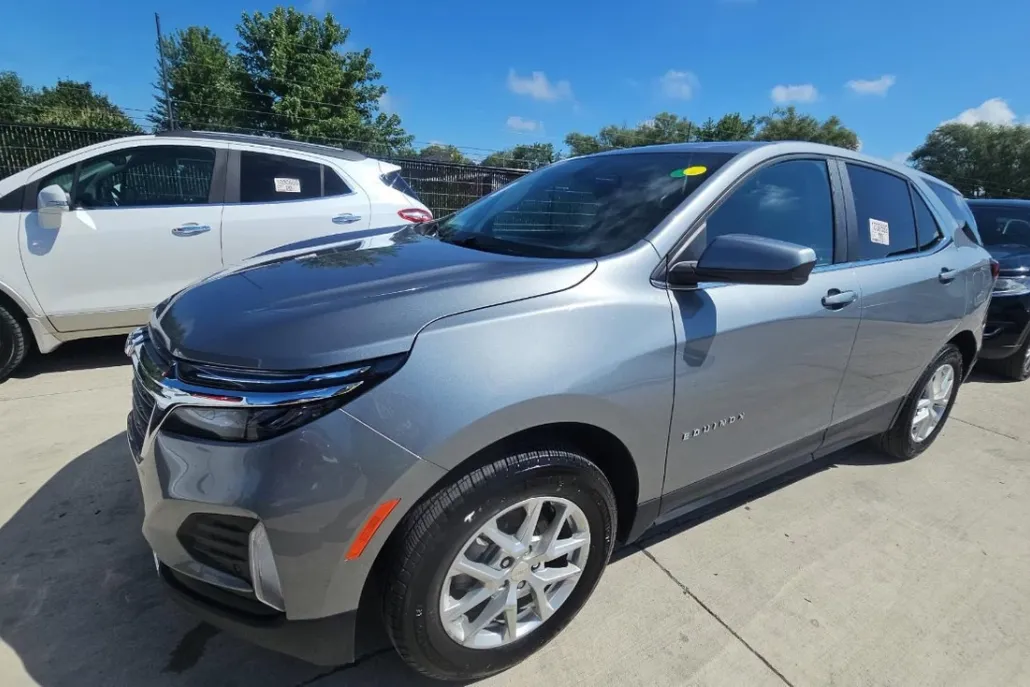 2023 Chevrolet Equinox LT photo 1