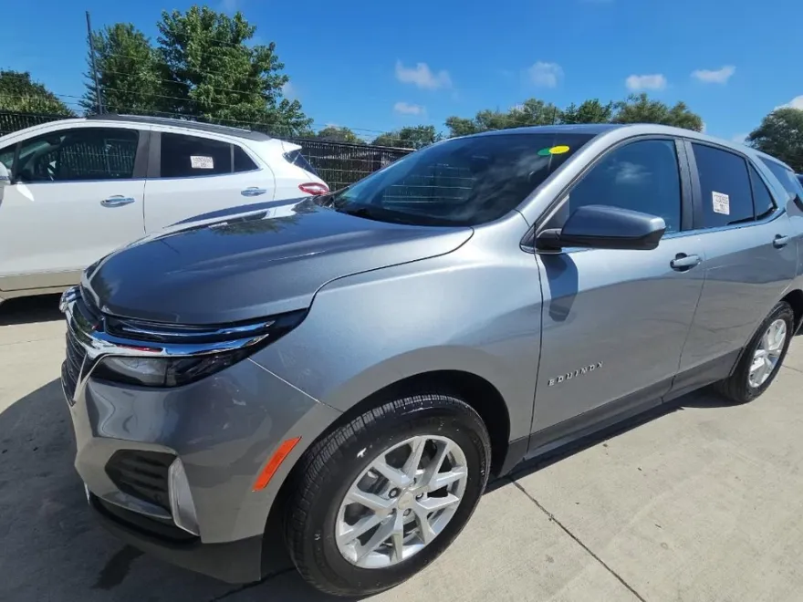 2023 Chevrolet Equinox LT photo 1