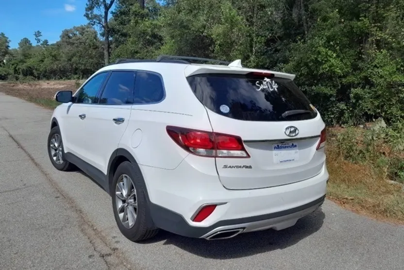 2017 Hyundai Santa Fe SE photo 1