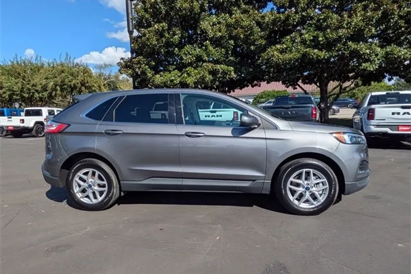 2022 Ford Edge SEL photo 1