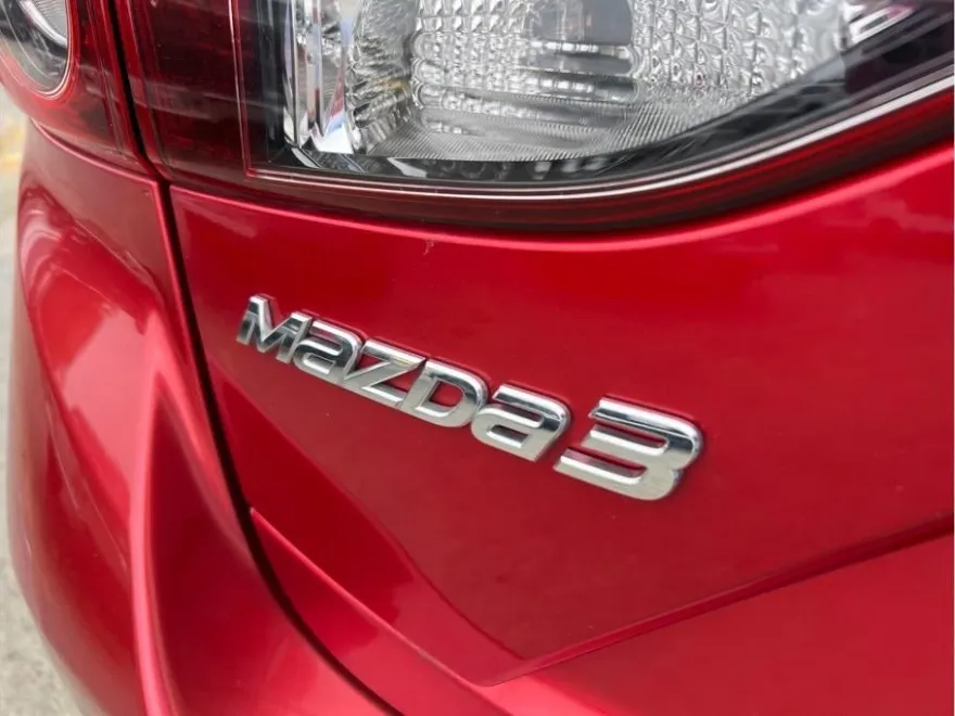 2015 Mazda Mazda3 s Grand Touring Hatchback photo 19
