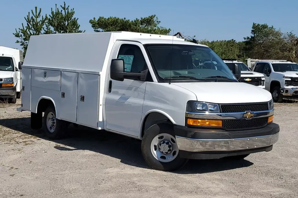 2025 Chevrolet Express Cutaway 3500 photo 1