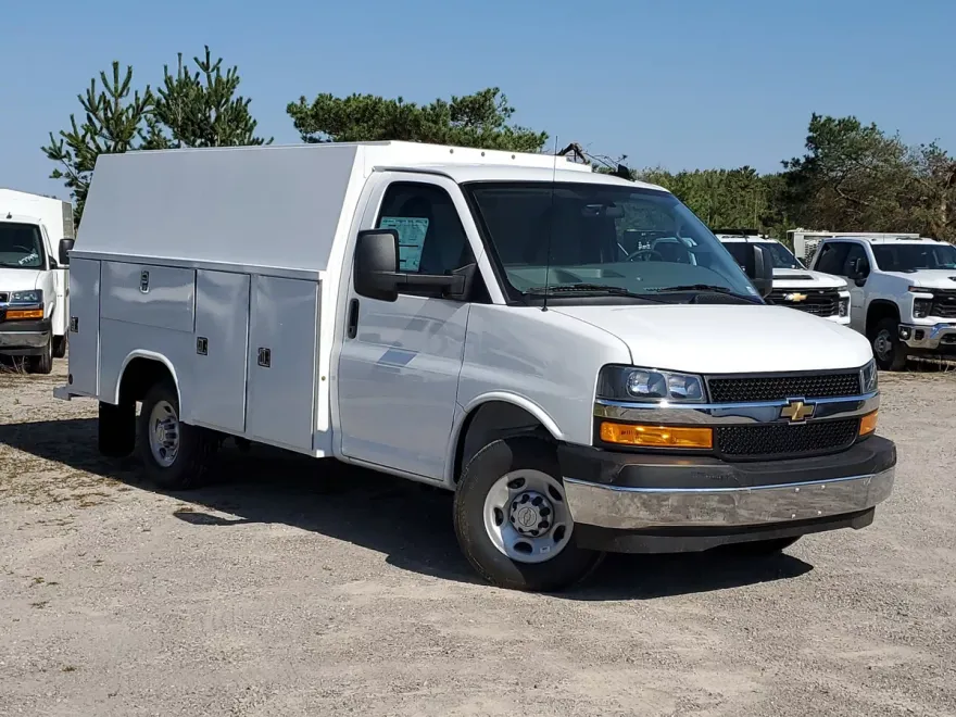 2025 Chevrolet Express Cutaway 3500 photo 1