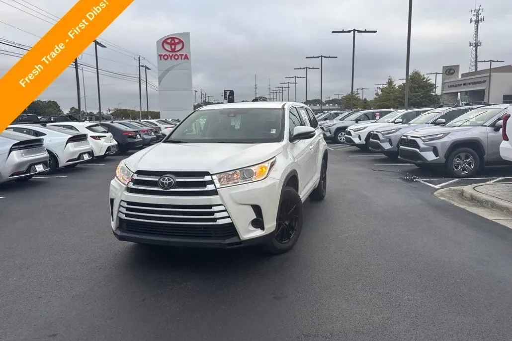 2017 Toyota Highlander LE photo 1