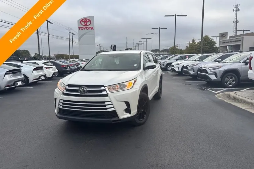 2017 Toyota Highlander LE photo 1
