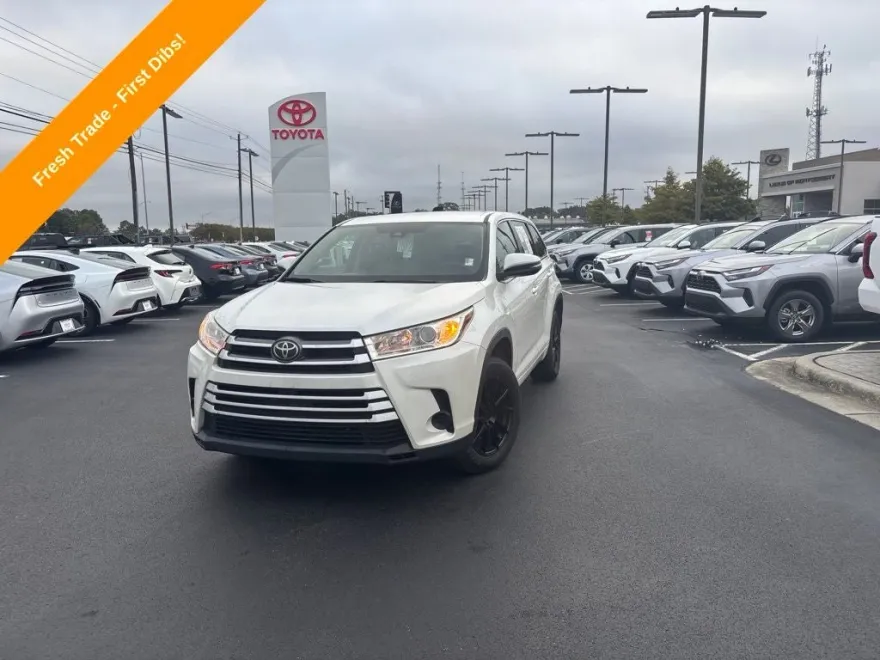 2017 Toyota Highlander LE photo 1