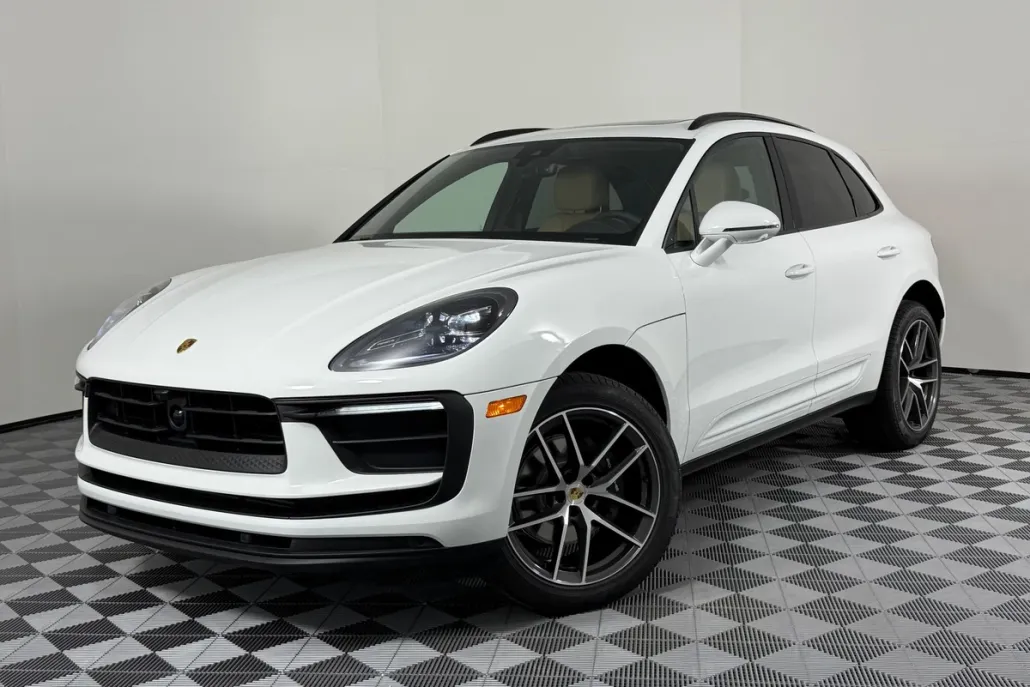 2026 Porsche Macan T photo 1