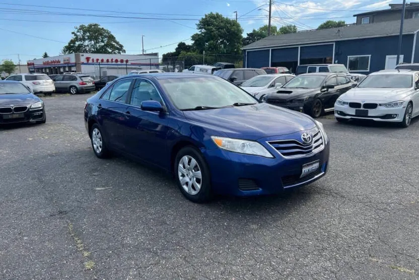 2011 Toyota Camry LE photo 1