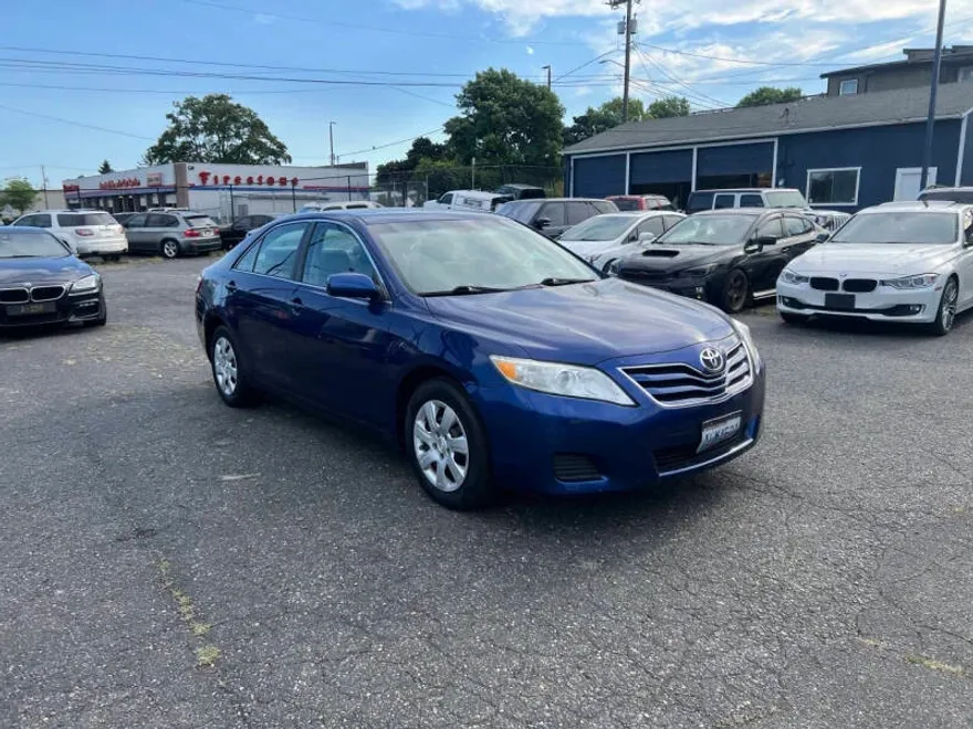 2011 Toyota Camry LE photo 1