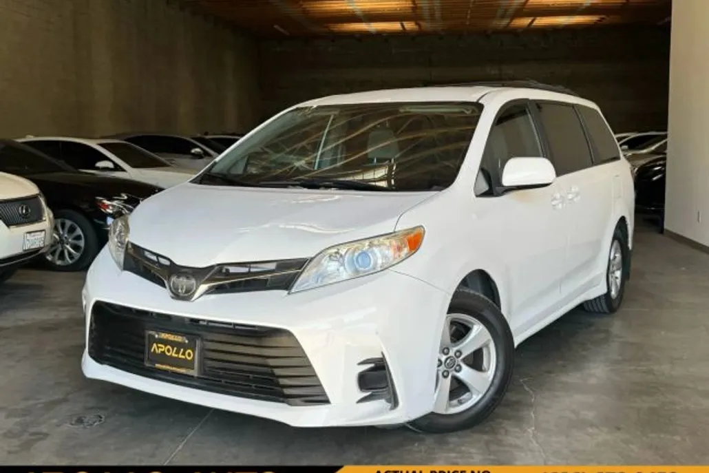 2019 Toyota Sienna LE photo 1