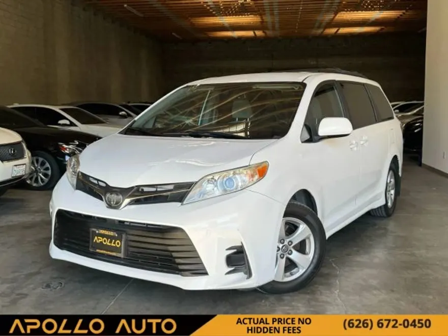 2019 Toyota Sienna LE photo 1