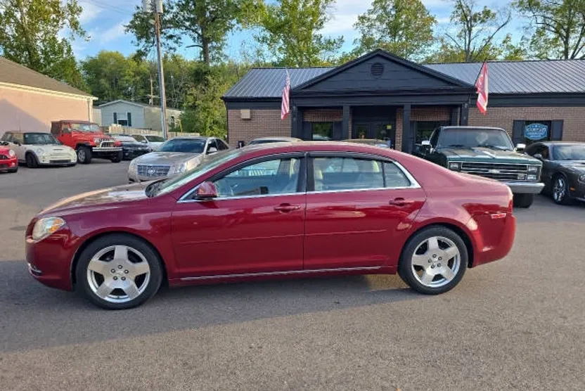 2010 Chevrolet Malibu 2LT photo 1