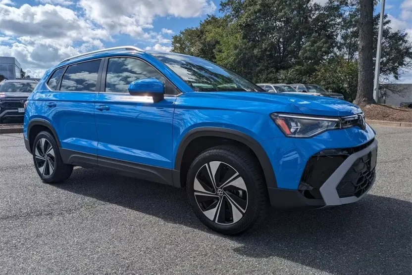 2025 Volkswagen Taos SE photo 1