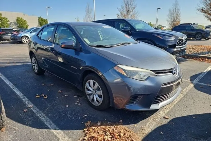 2015 Toyota Corolla LE photo 1