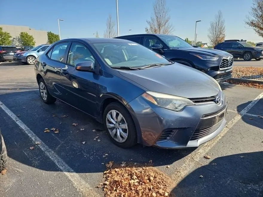2015 Toyota Corolla LE photo 1