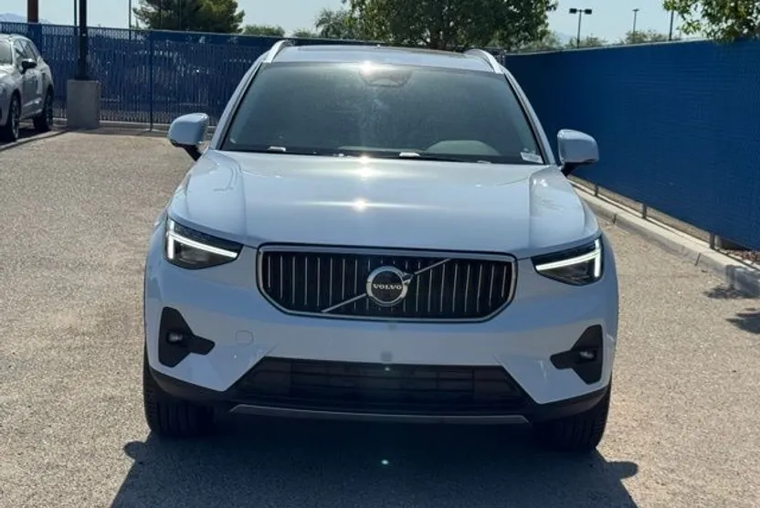 2025 Volvo XC40 photo 1
