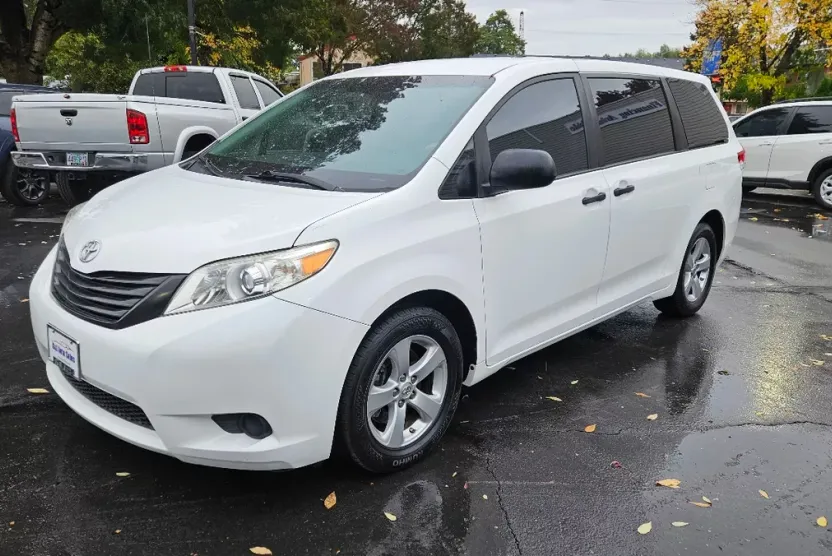2011 Toyota Sienna photo 1