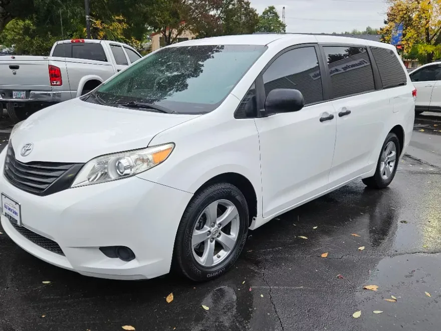 2011 Toyota Sienna photo 1