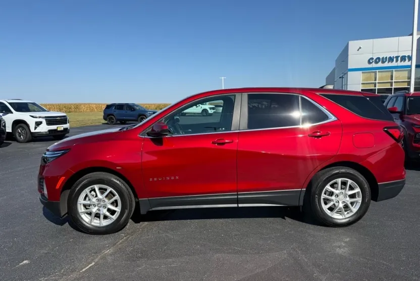 2023 Chevrolet Equinox LT photo 1