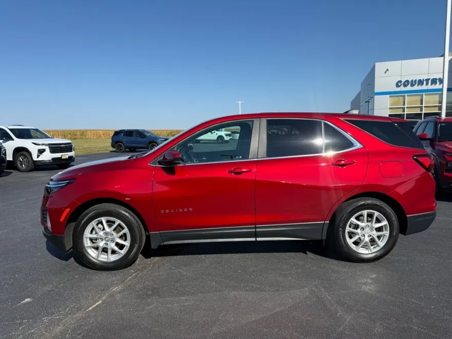 2023 Chevrolet Equinox LT photo 1
