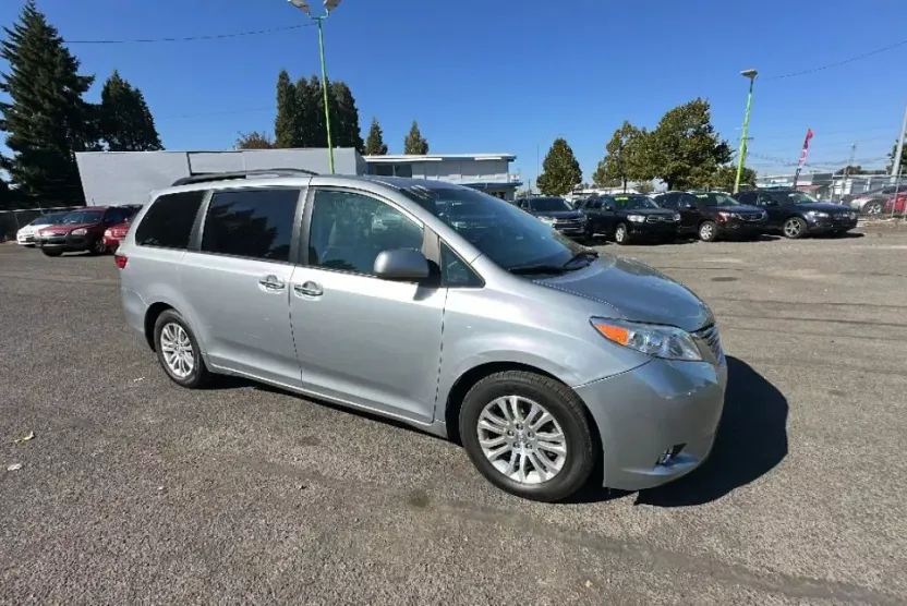 2017 Toyota Sienna Limited XLE Premium photo 1