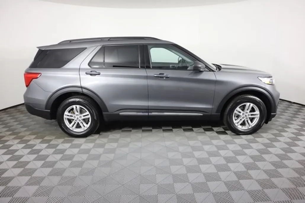 2023 Ford Explorer XLT photo 1