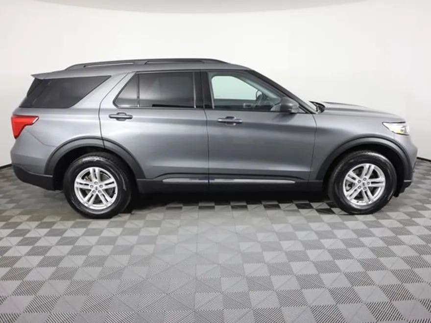 2023 Ford Explorer XLT photo 1