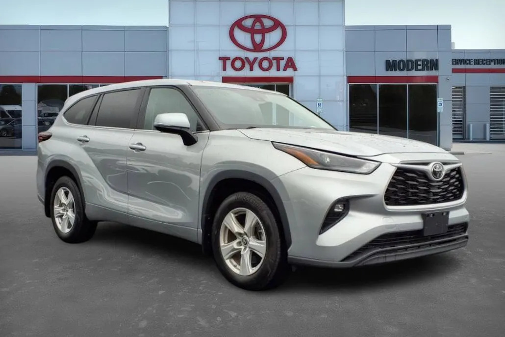 2024 Toyota Highlander LE photo 1