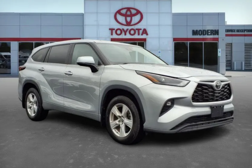 2024 Toyota Highlander LE photo 1