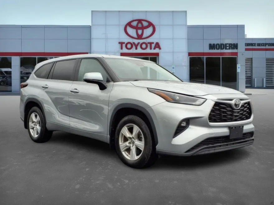 2024 Toyota Highlander LE photo 1