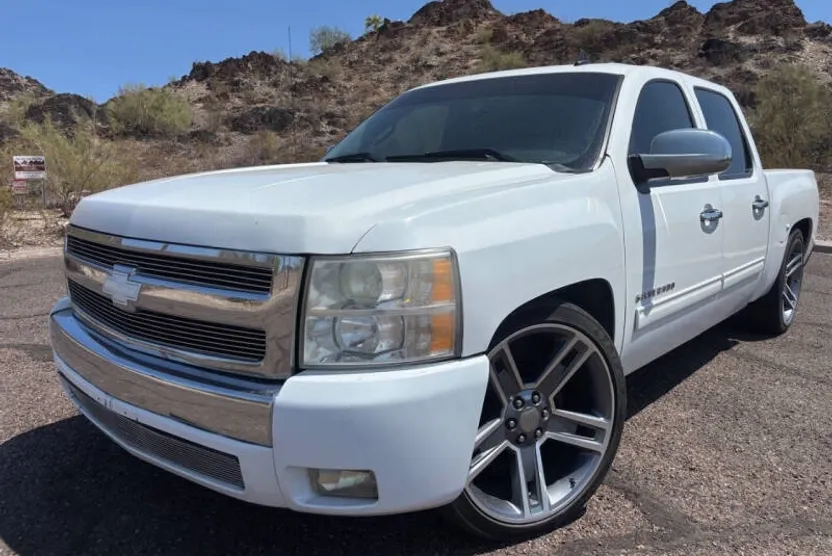 2011 Chevrolet Silverado 1500 LT photo 1