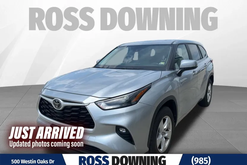 2023 Toyota Highlander LE photo 1