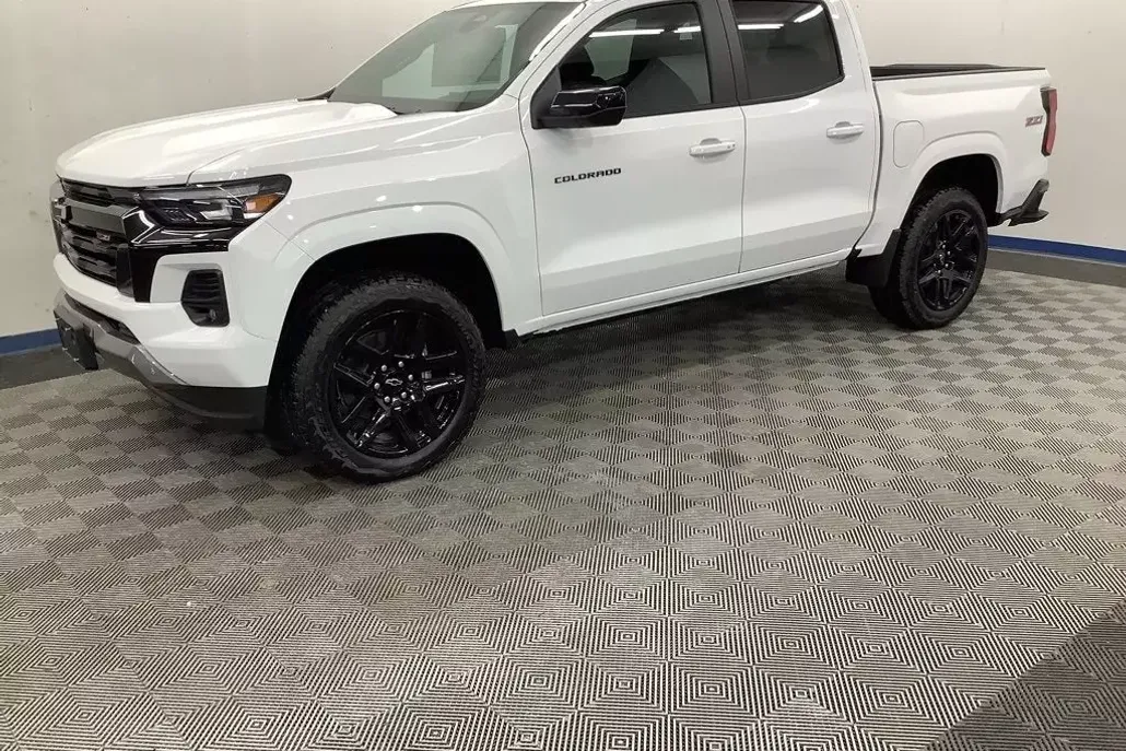 2025 Chevrolet Colorado Z71 photo 1