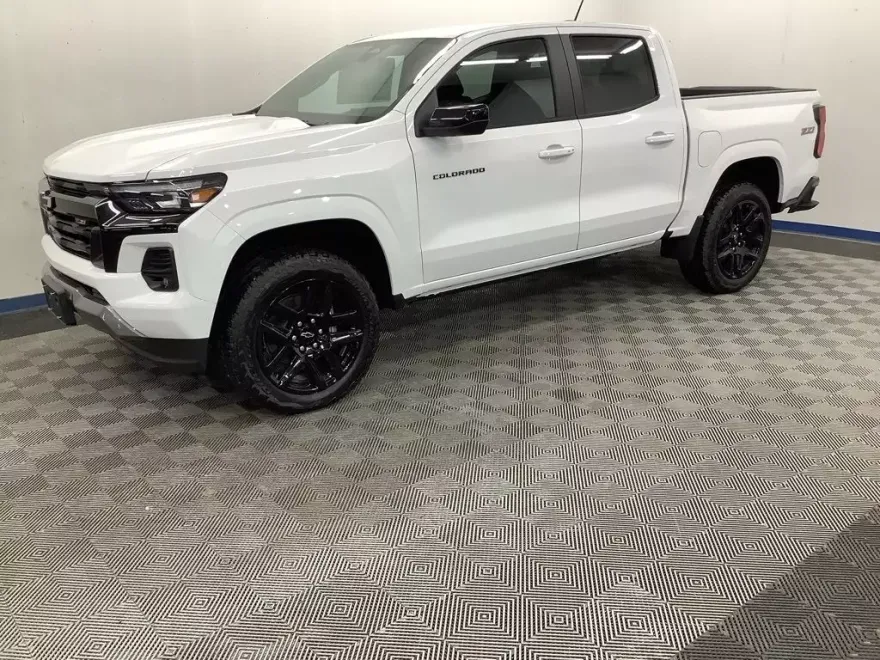2025 Chevrolet Colorado Z71 photo 1