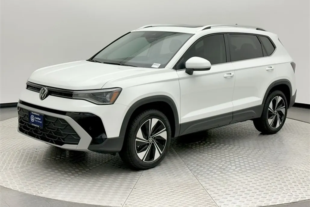 2025 Volkswagen Taos SE photo 1