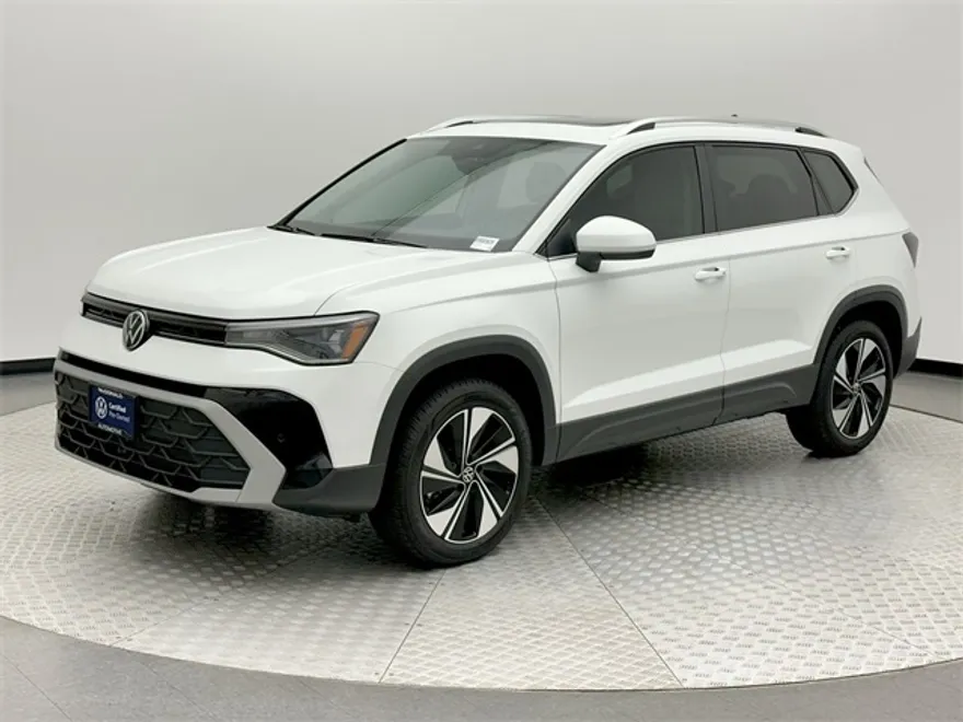 2025 Volkswagen Taos SE photo 1