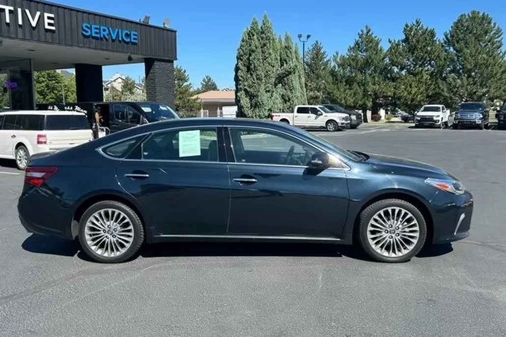 2018 Toyota Avalon Limited photo 1
