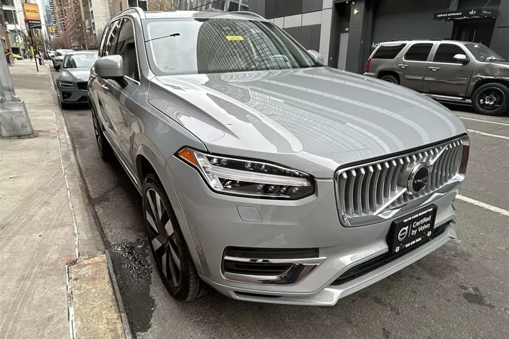 2025 Volvo XC90 T8 Plus photo 1