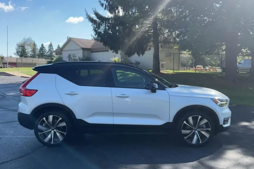 2021 Volvo XC40 Recharge P8 photo 1