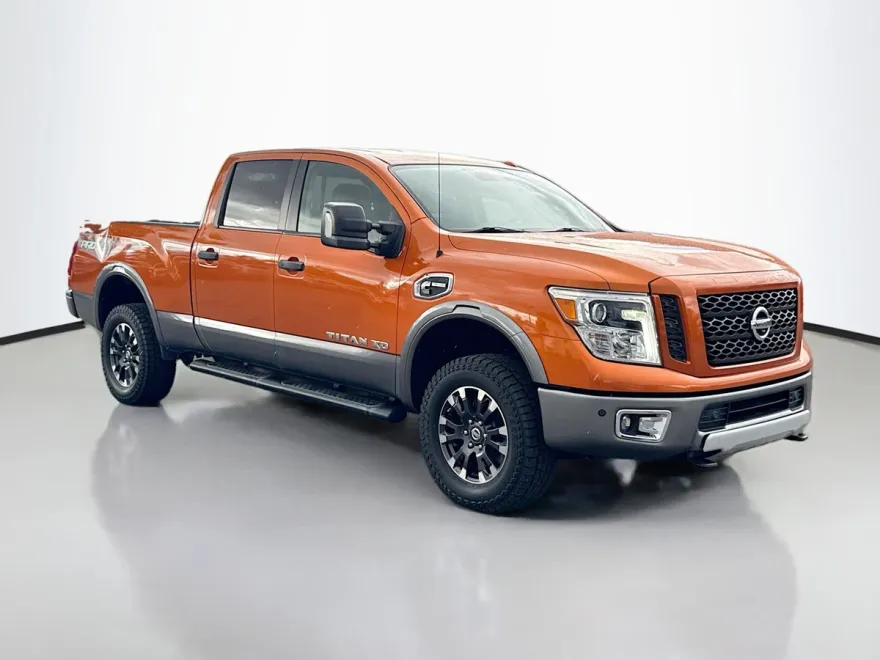 2019 Nissan Titan PRO-4X Crew Cab photo 1