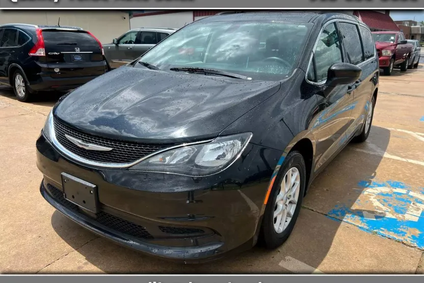 2021 Chrysler Voyager LXi photo 1