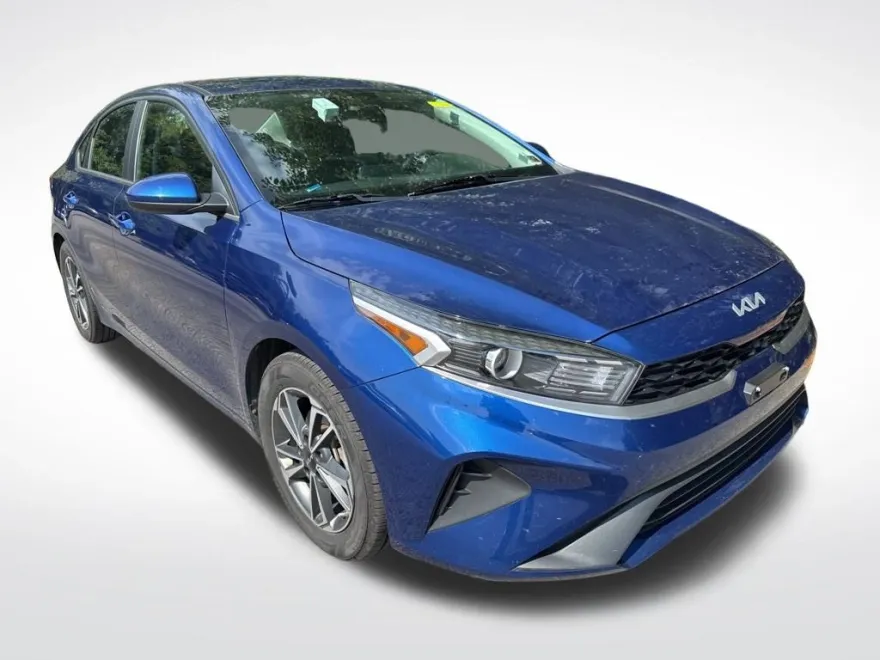 2023 Kia Forte LXS photo 1